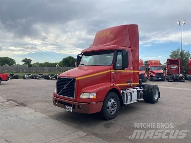 Volvo VNM42T Naudoti vilkikai