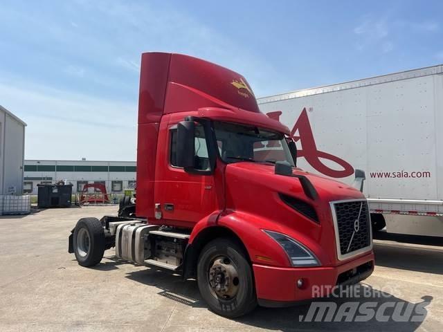 Volvo VNM42T Naudoti vilkikai