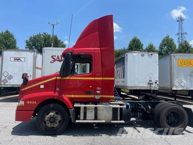 Volvo VNM42T Naudoti vilkikai