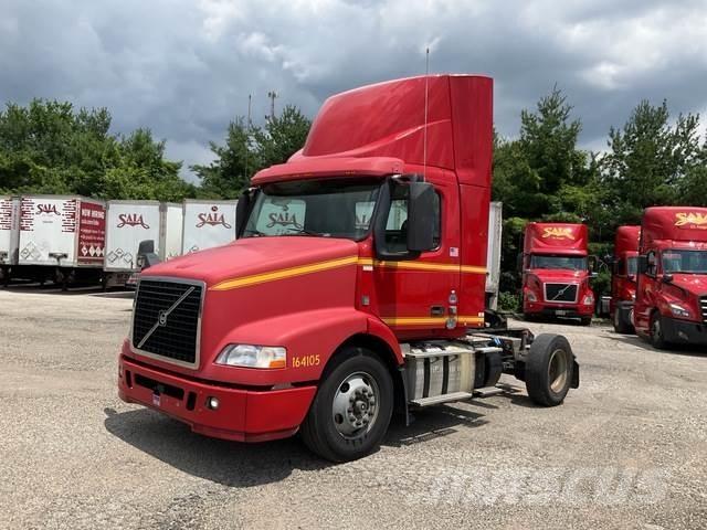 Volvo VNM42T Naudoti vilkikai