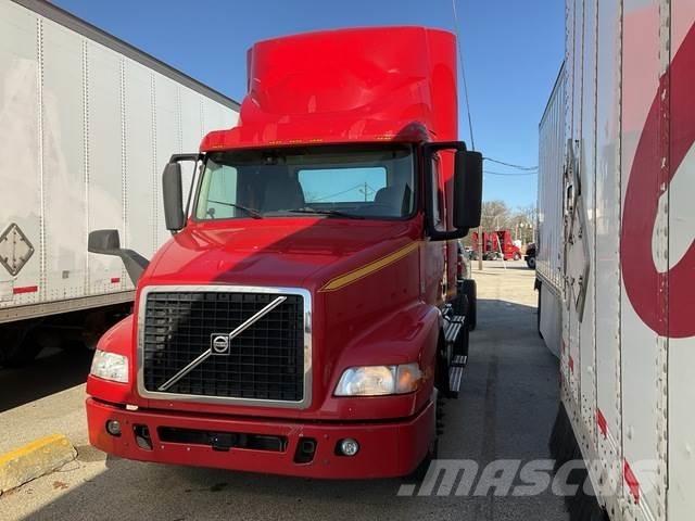 Volvo VNM42T Naudoti vilkikai