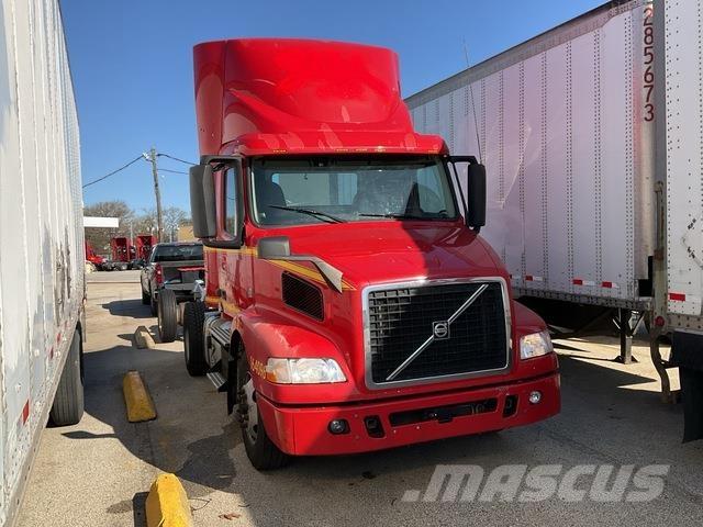 Volvo VNM42T Naudoti vilkikai