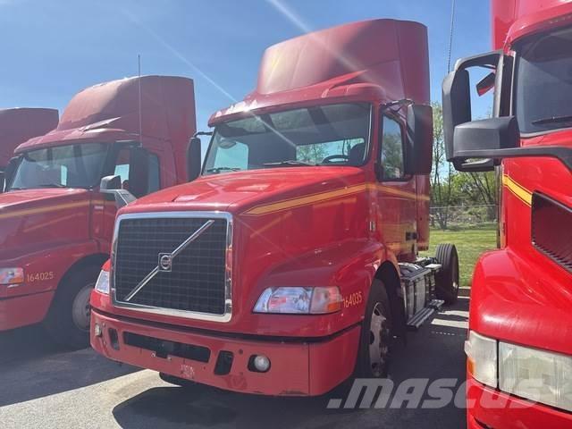 Volvo VNM42T Naudoti vilkikai