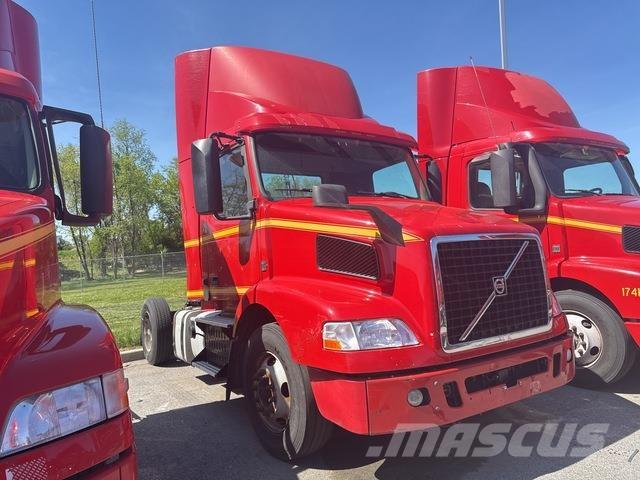 Volvo VNM42T Naudoti vilkikai