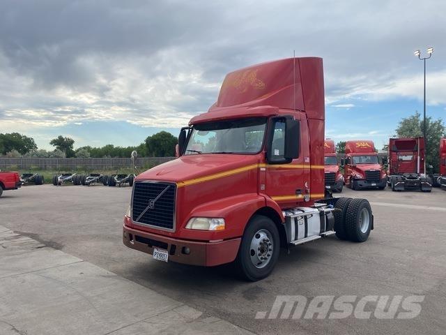 Volvo VNM42T Naudoti vilkikai