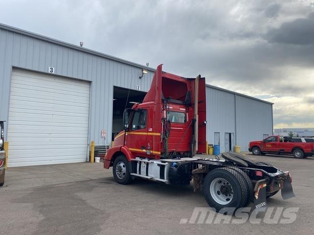 Volvo VNM42T Naudoti vilkikai