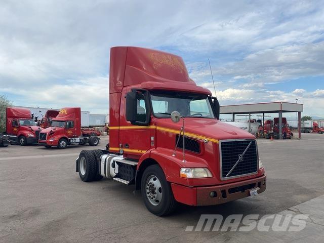 Volvo VNM42T Naudoti vilkikai