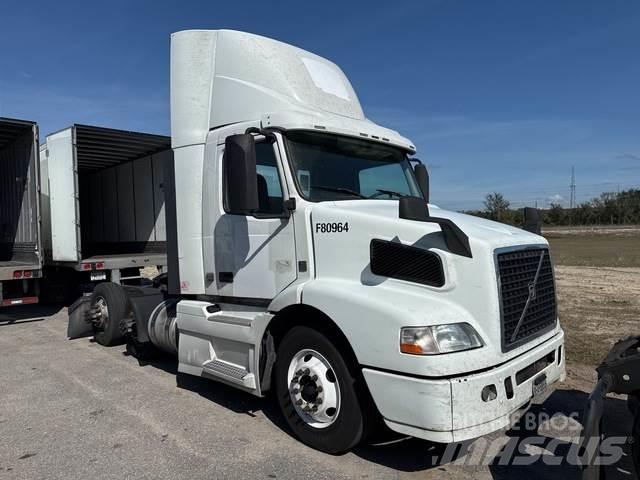 Volvo VNM64T Naudoti vilkikai