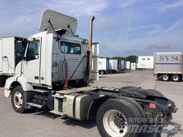 Volvo VNR42T Naudoti vilkikai