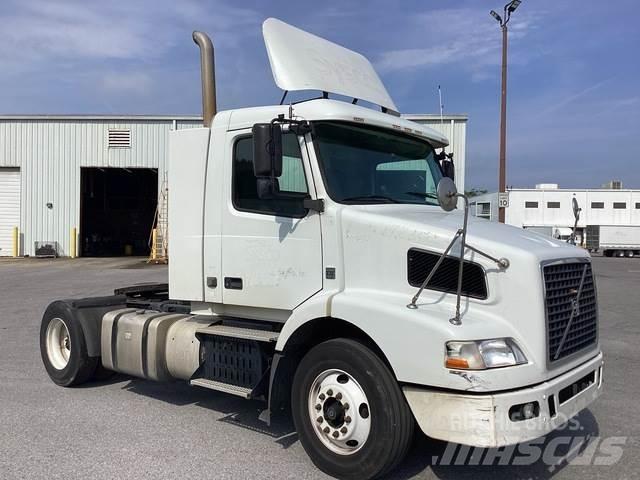 Volvo VNR42T Naudoti vilkikai