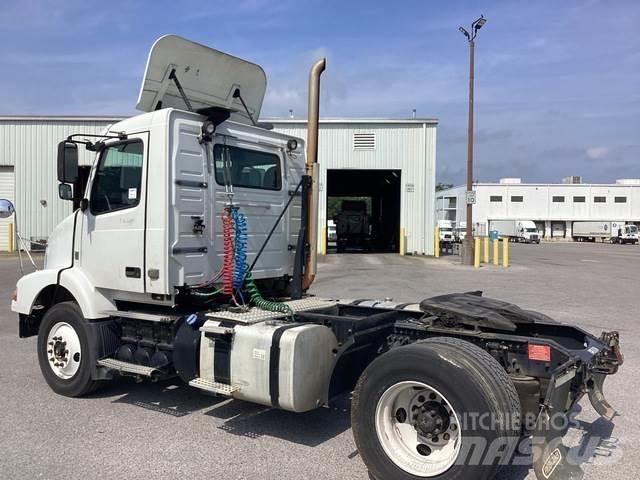 Volvo VNR42T Naudoti vilkikai