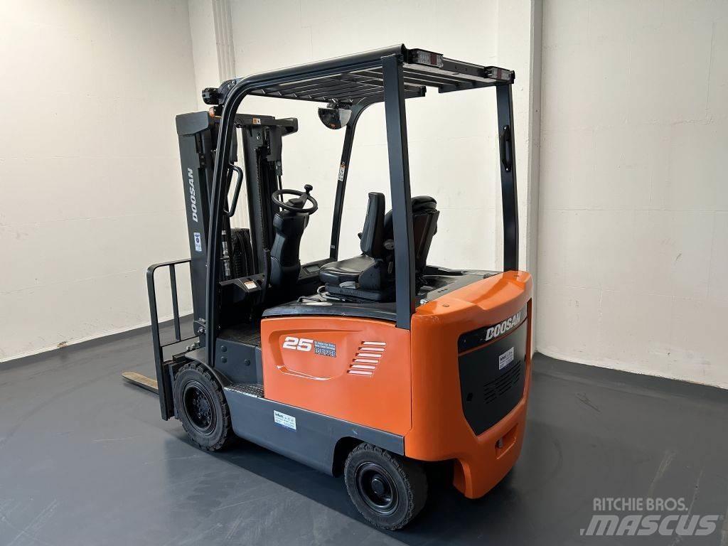 Doosan B25S-7 Elektriniai šakiniai krautuvai