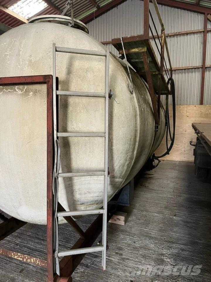  15.000 L vandtank Priėmimo bunkeriai, pūtimo įrenginiai ir keltuvai