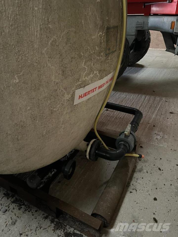  15.000 L vandtank Priėmimo bunkeriai, pūtimo įrenginiai ir keltuvai