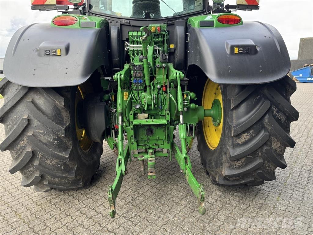 John Deere 6215R Traktoriai