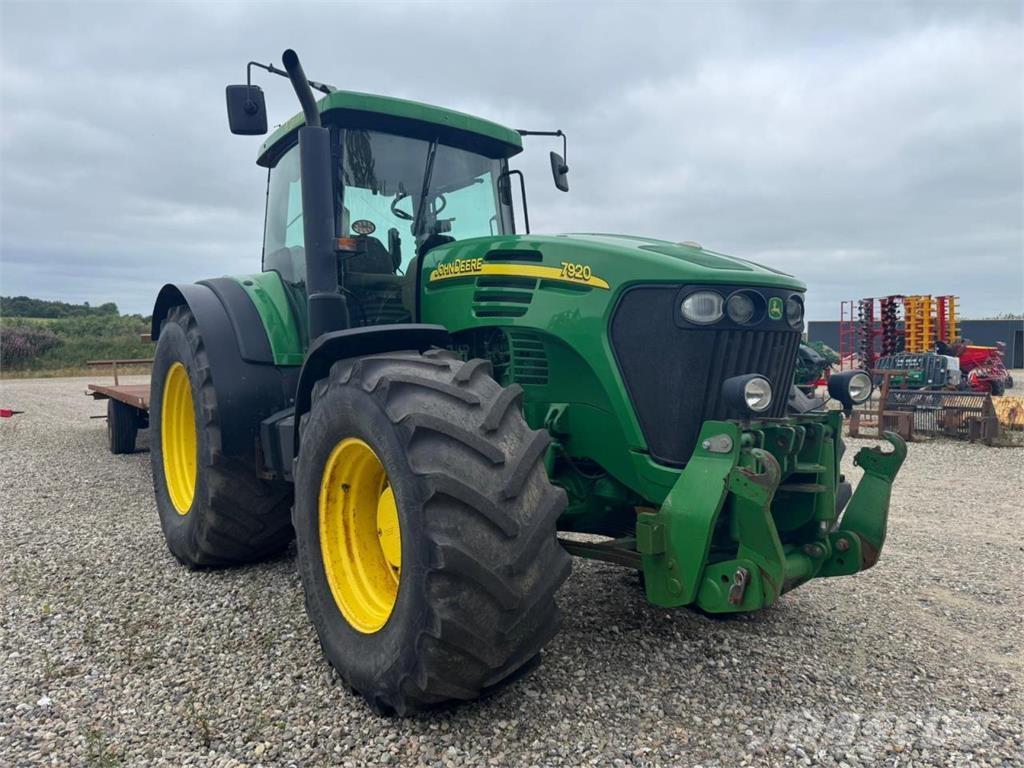 John Deere 7920 Traktoriai