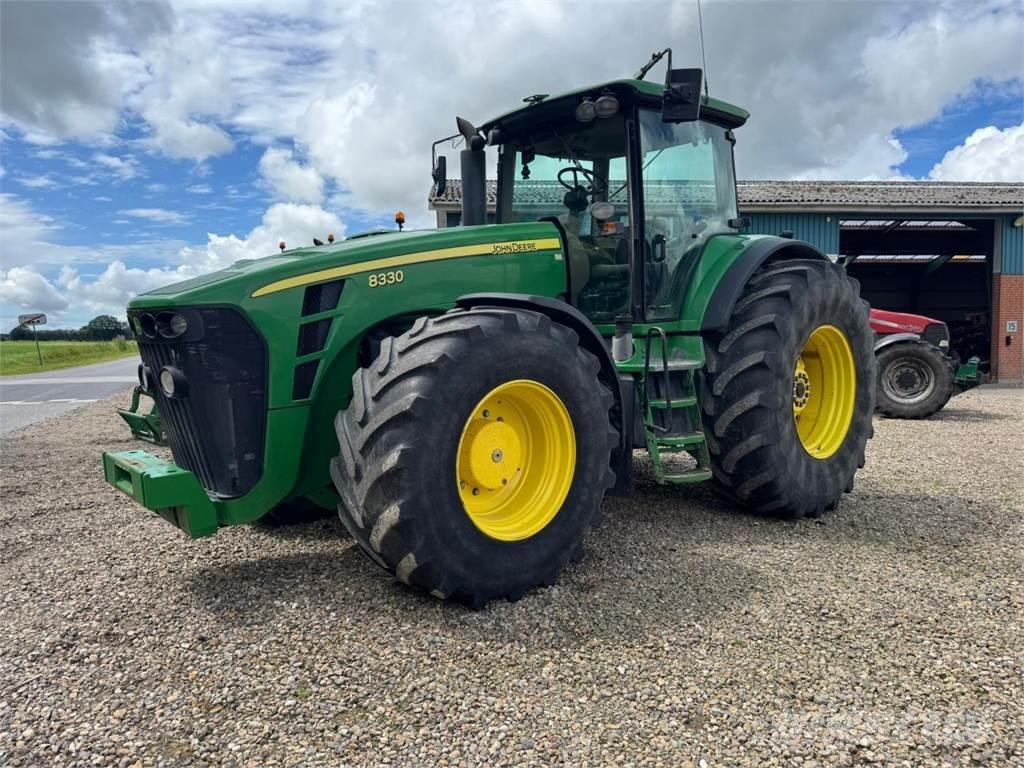 John Deere 8330 Traktoriai