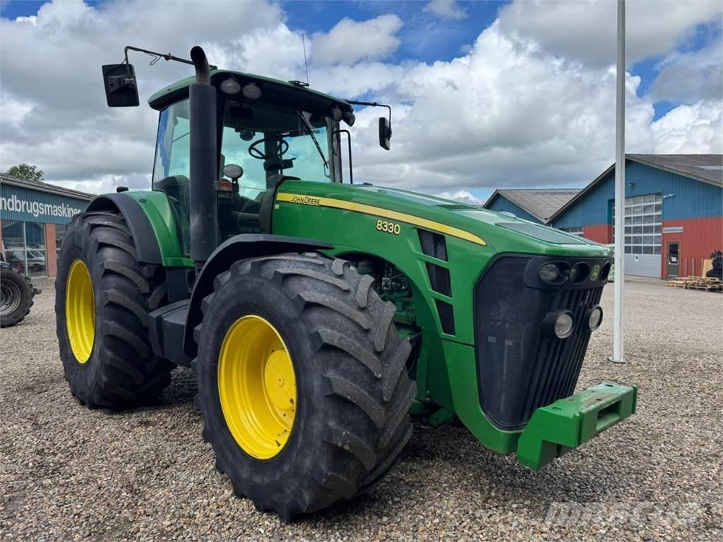 John Deere 8330 Traktoriai