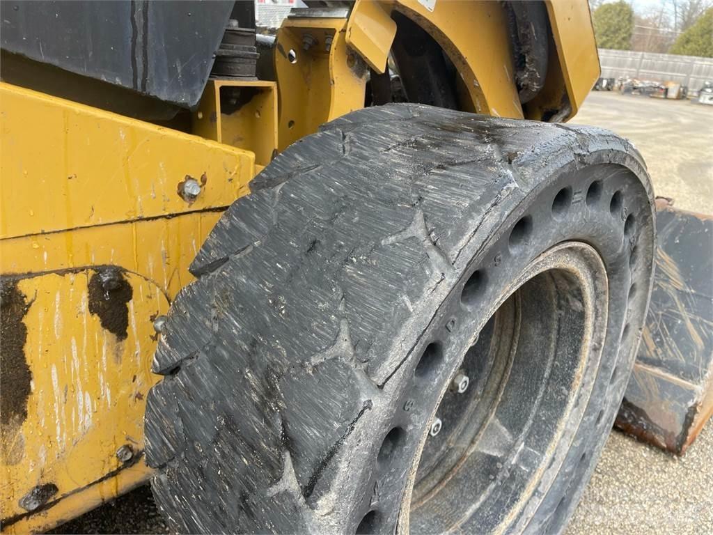 CAT 262D3 Krautuvai su šoniniu pasukimu