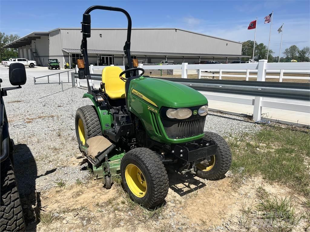 John Deere 2025R Naudoti kompaktiški traktoriai
