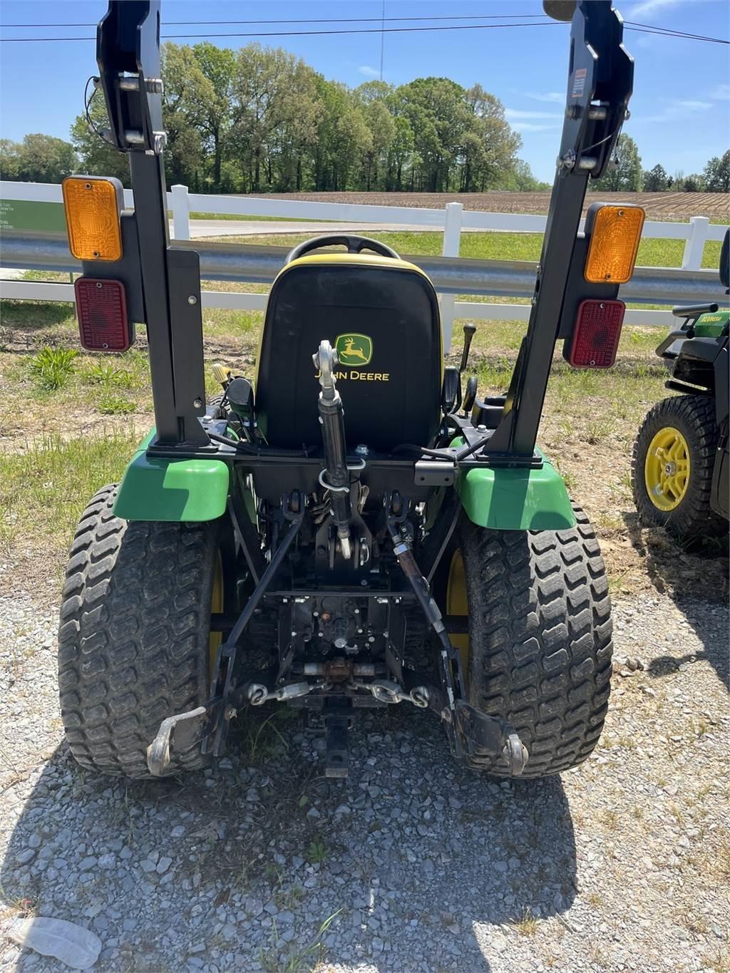 John Deere 2025R Naudoti kompaktiški traktoriai