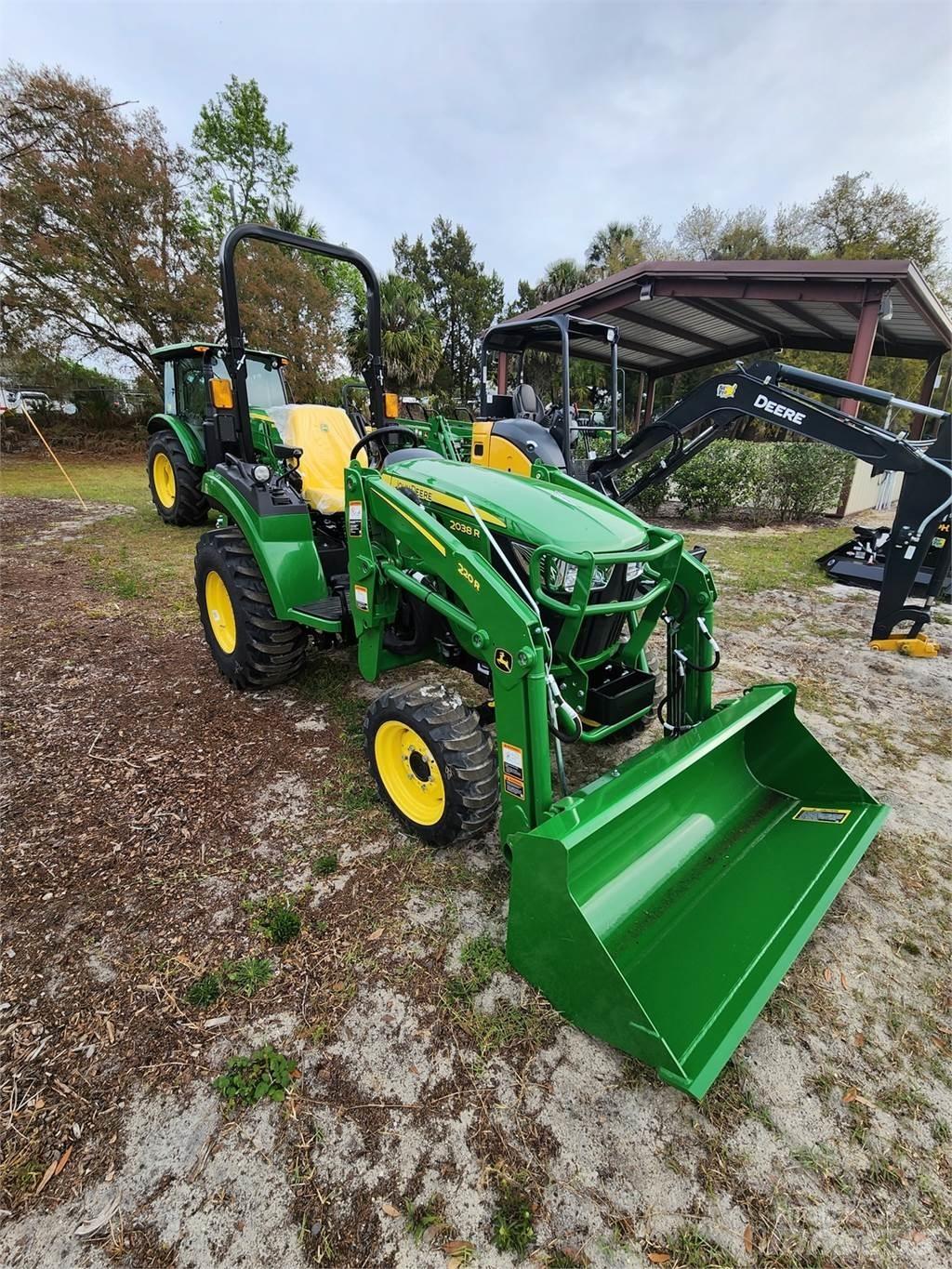 John Deere 2038R Naudoti kompaktiški traktoriai