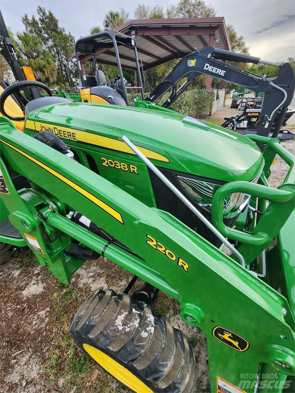 John Deere 2038R Naudoti kompaktiški traktoriai