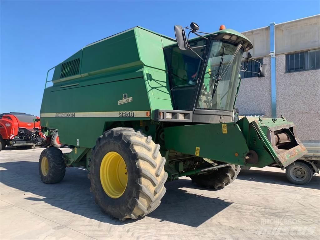 John Deere 2258 Derliaus nuėmimo kombainai