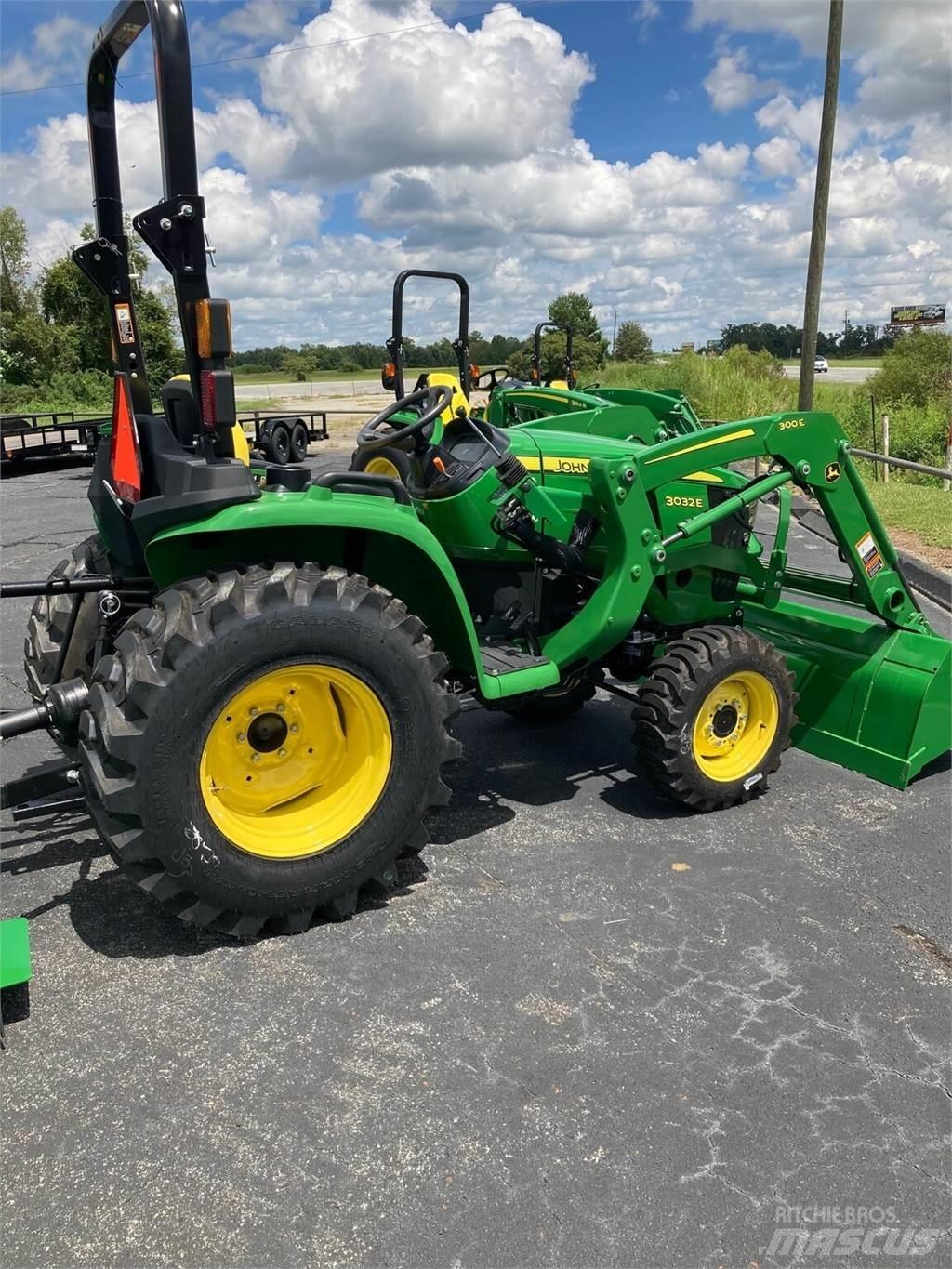 John Deere 3032E Naudoti kompaktiški traktoriai