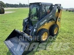 John Deere 318G Krautuvai su šoniniu pasukimu
