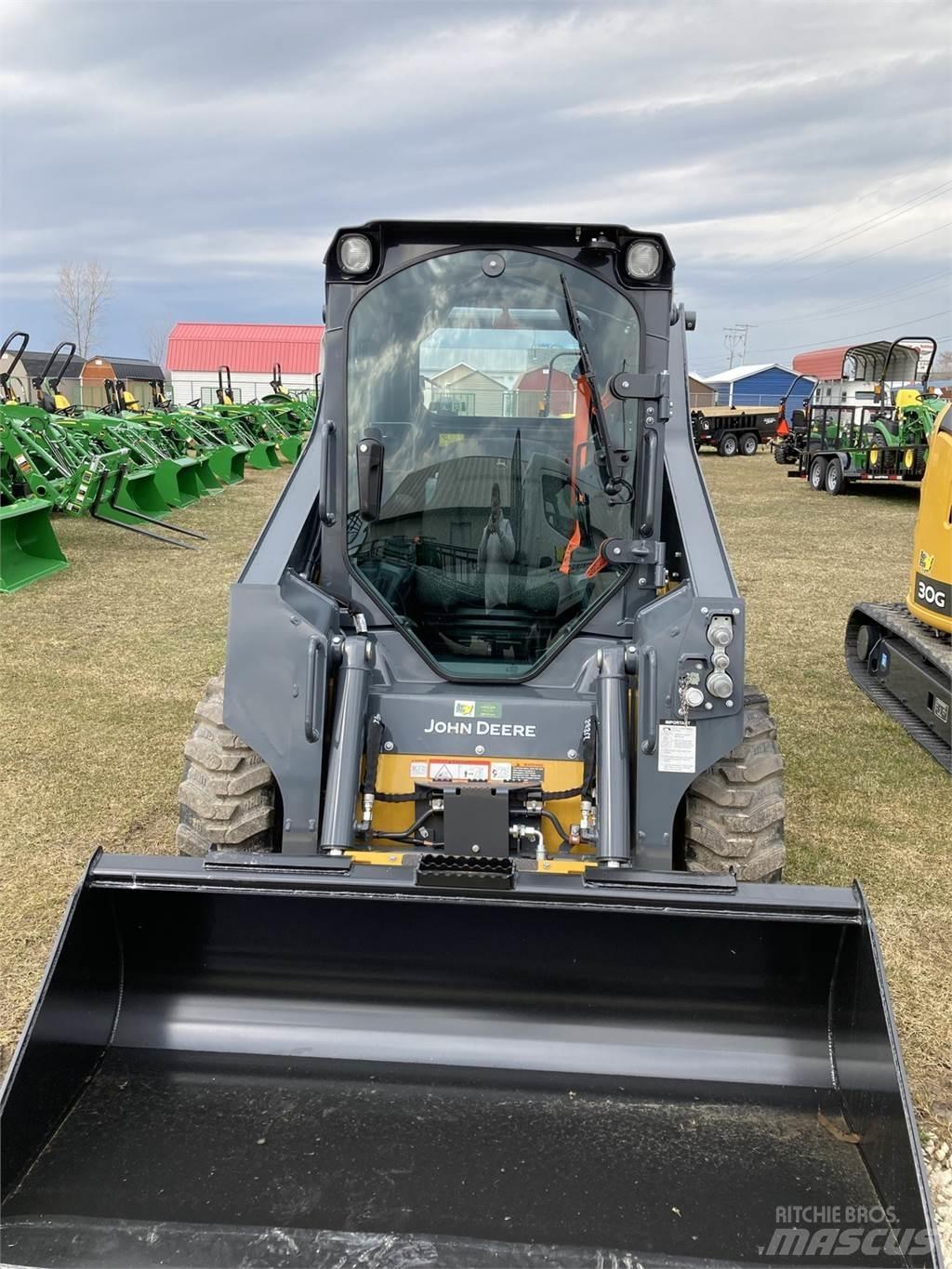 John Deere 318G Krautuvai su šoniniu pasukimu
