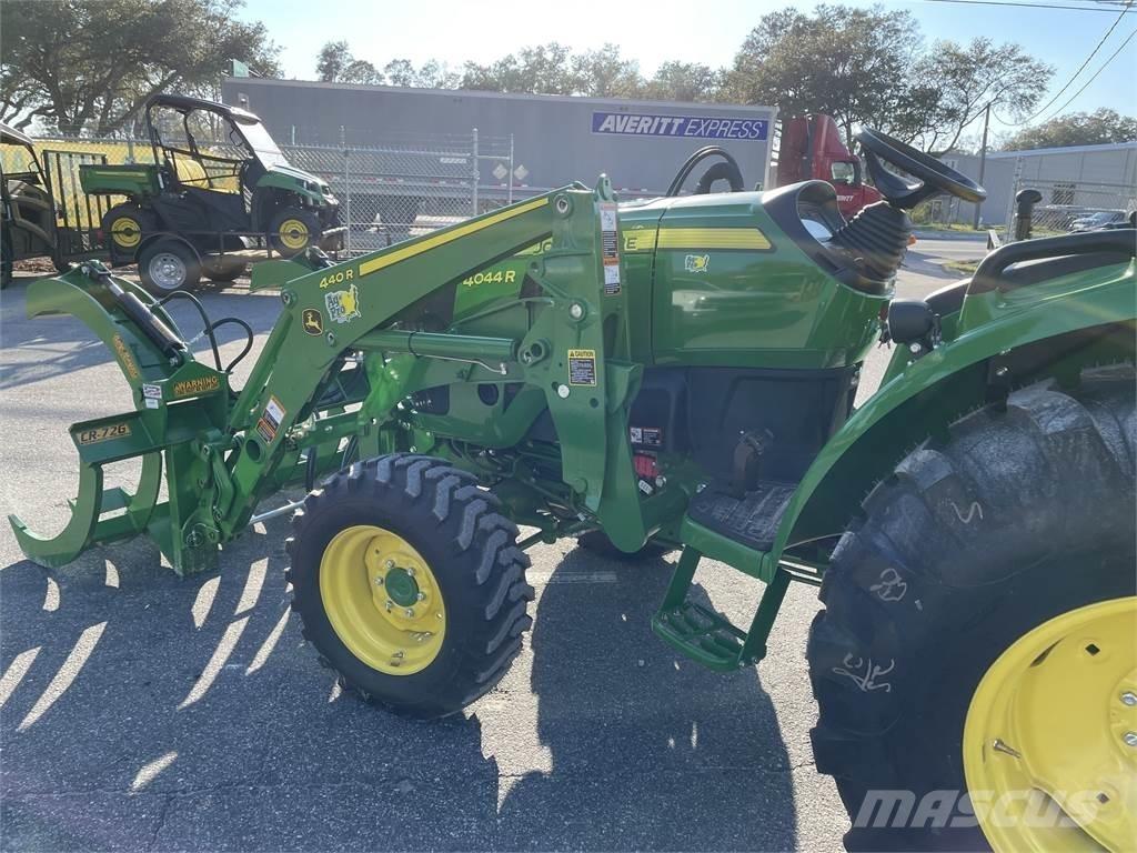 John Deere 4044R Traktoriai