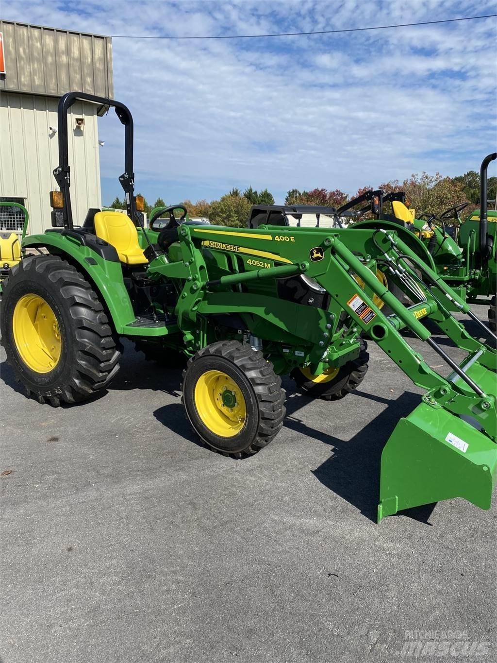 John Deere 4052M Traktoriai