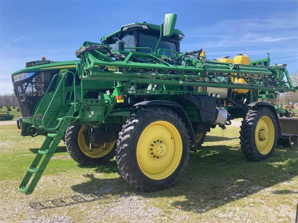 John Deere 410R Prikabinami purkštuvai