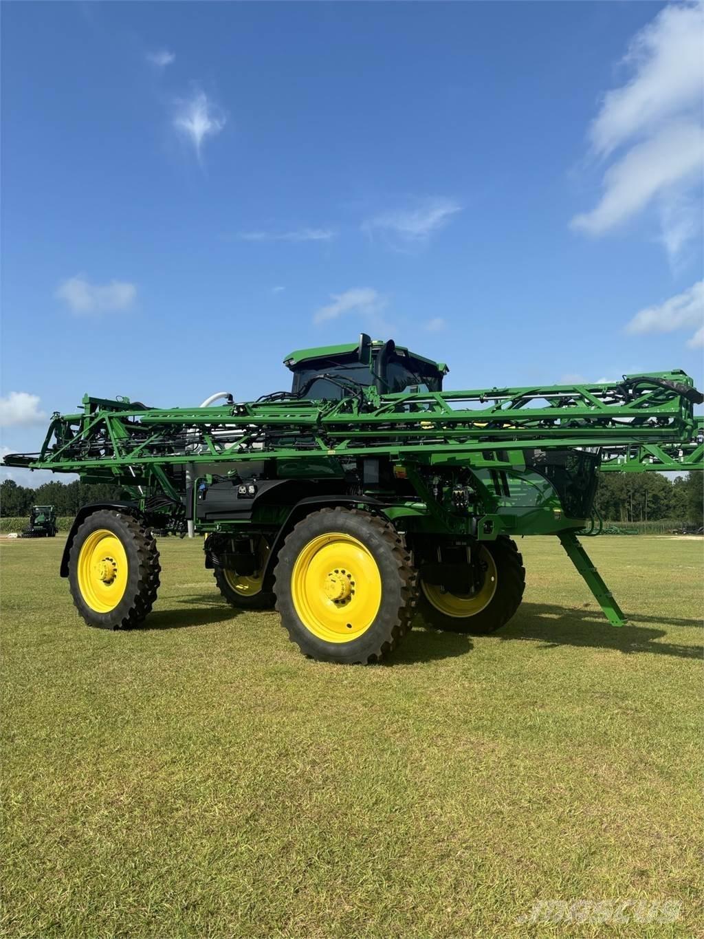 John Deere 410R Prikabinami purkštuvai