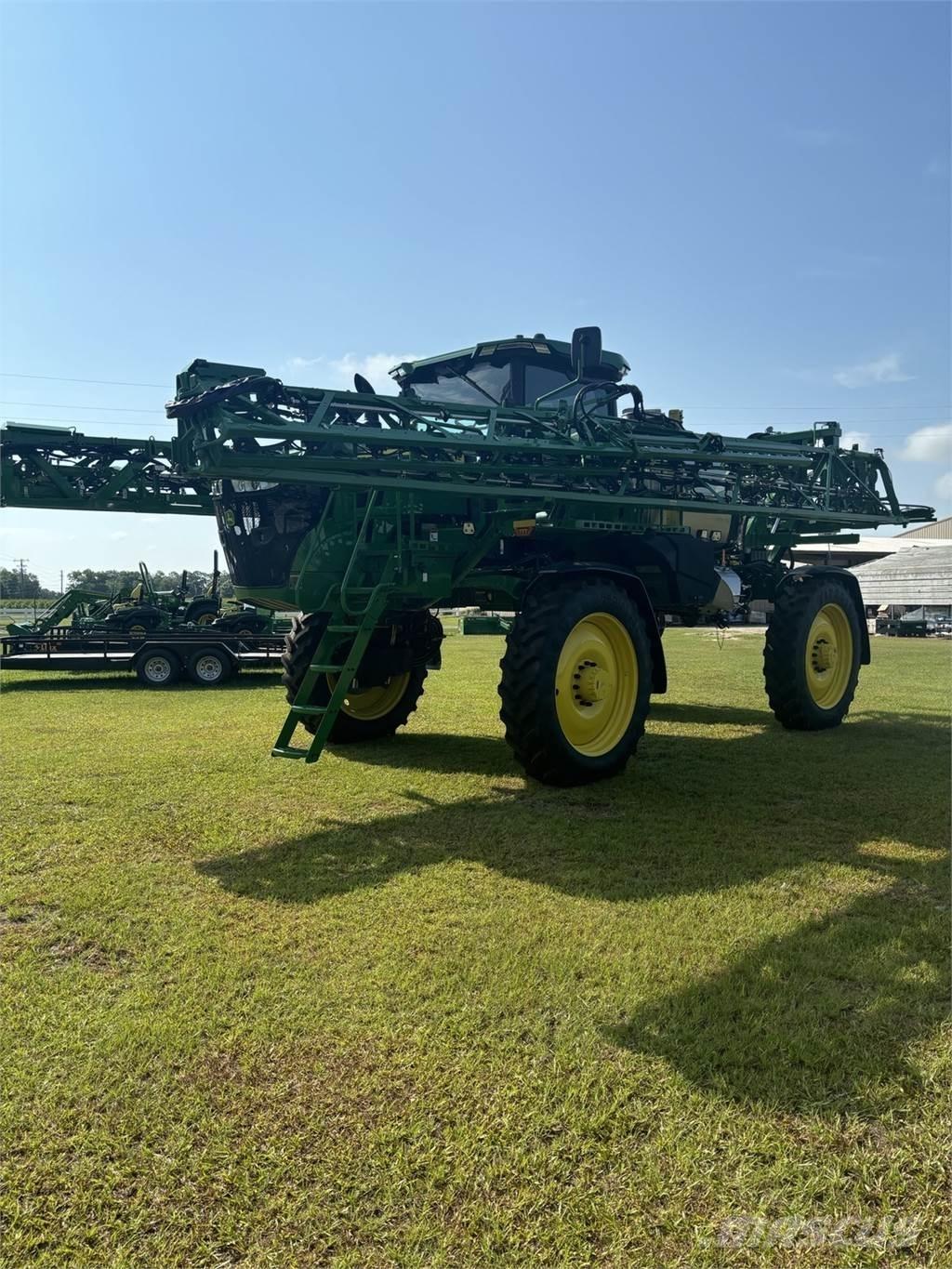 John Deere 410R Prikabinami purkštuvai
