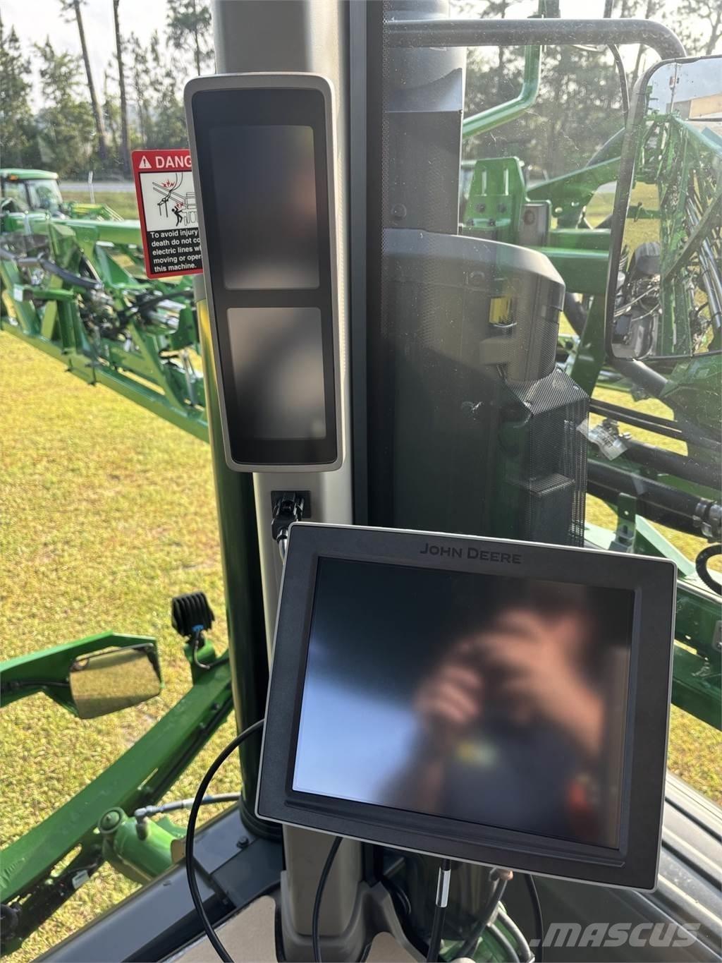 John Deere 410R Prikabinami purkštuvai