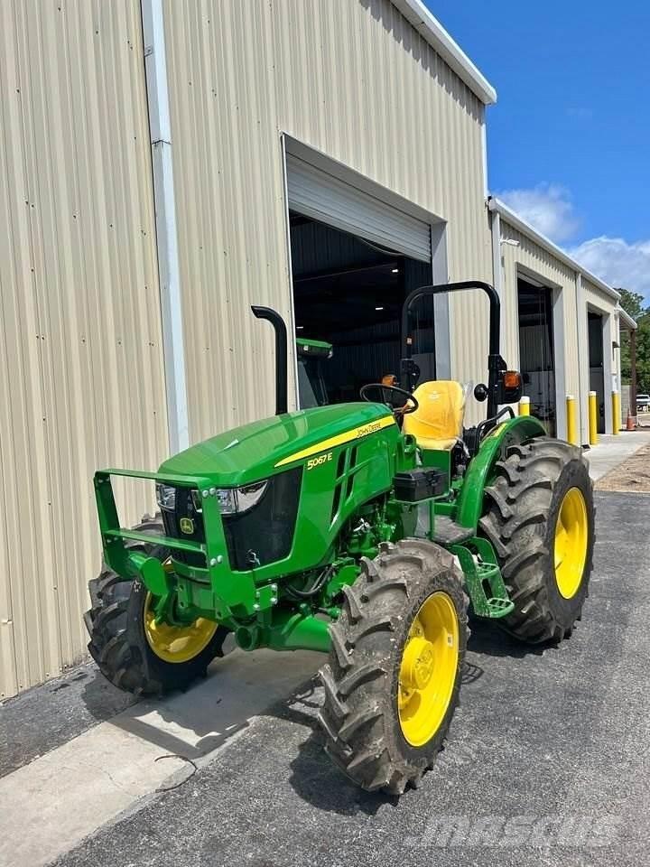 John Deere 5067E Traktoriai