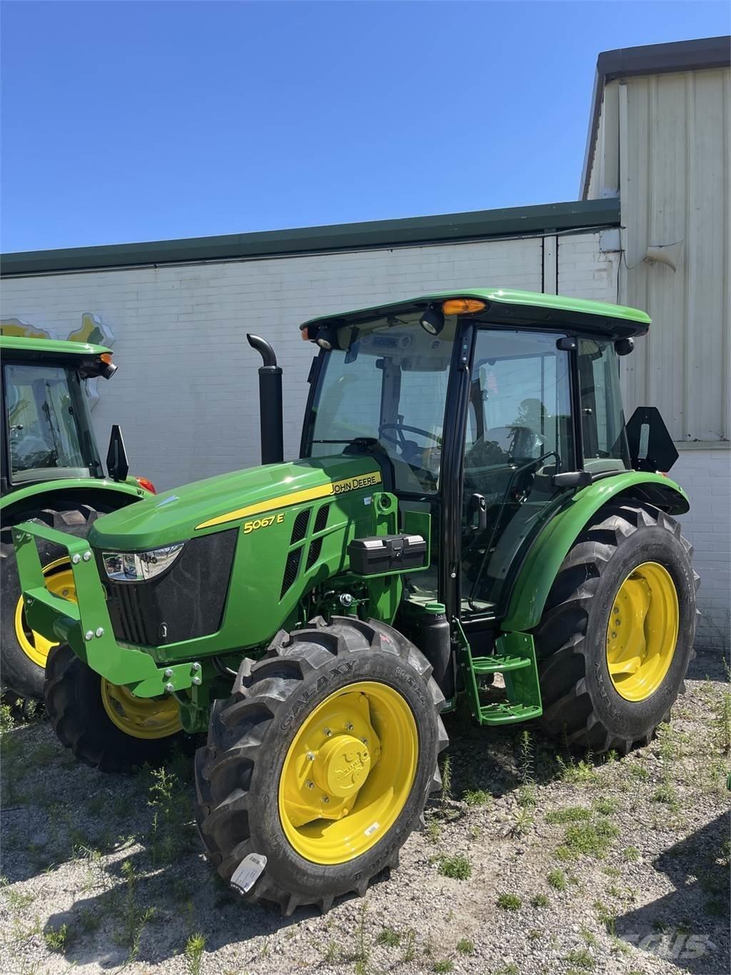 John Deere 5067E Traktoriai