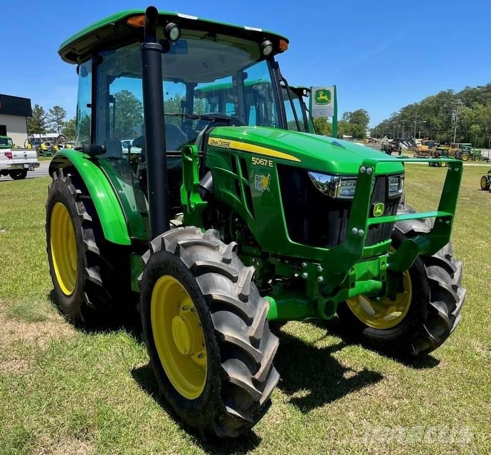 John Deere 5067E Traktoriai