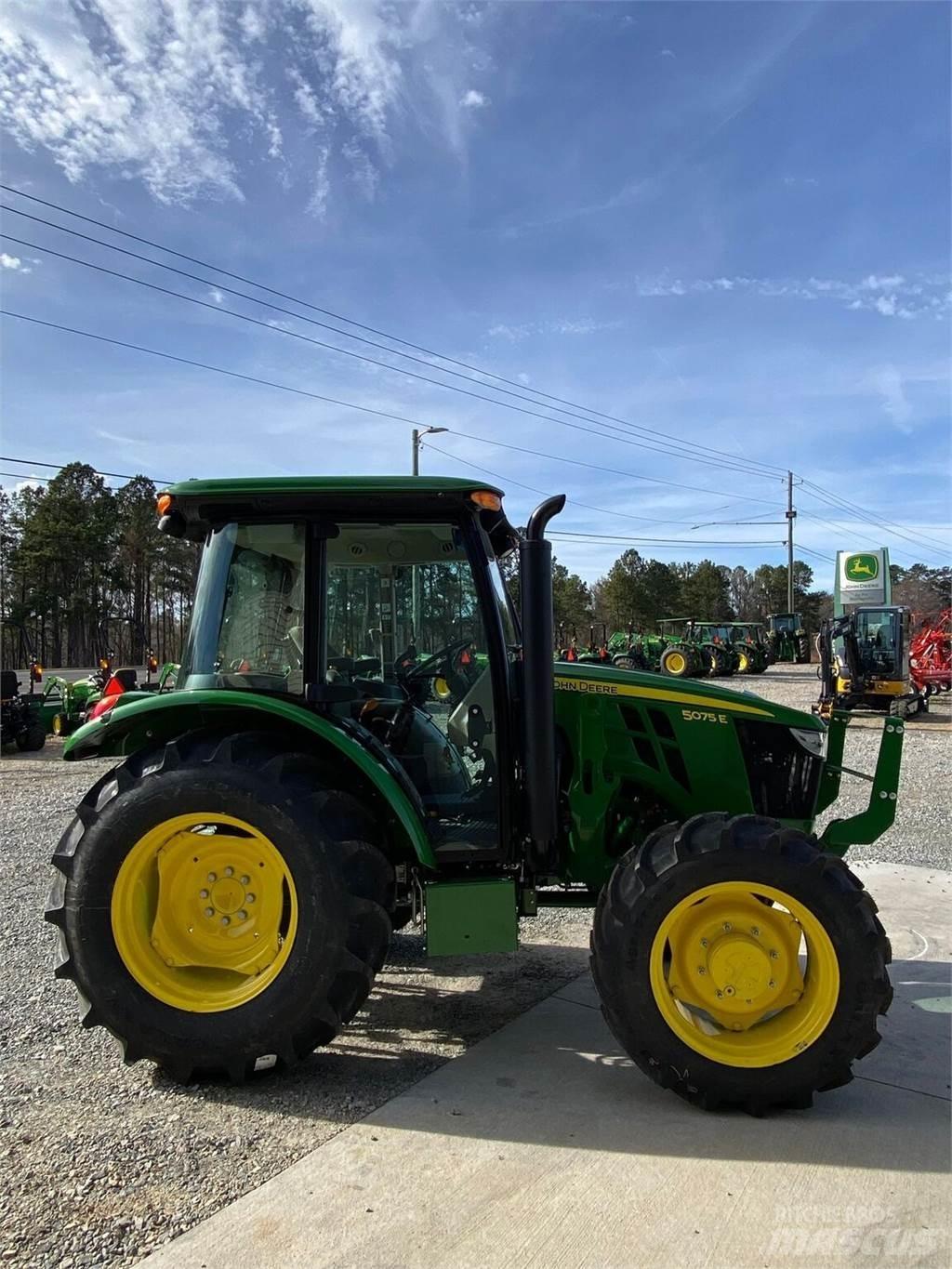John Deere 5075E Traktoriai