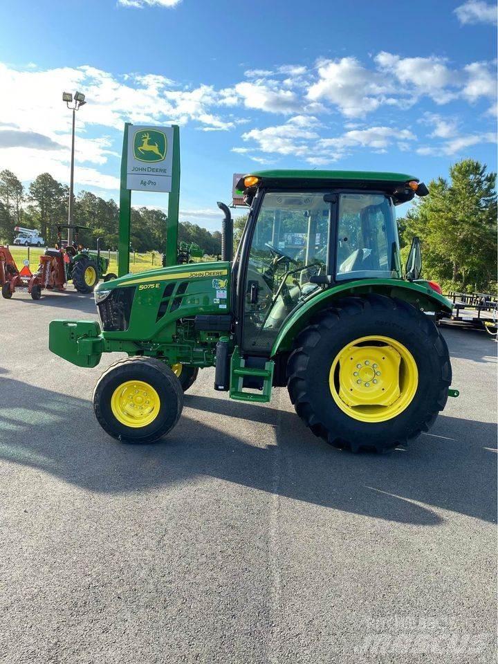 John Deere 5075E Traktoriai