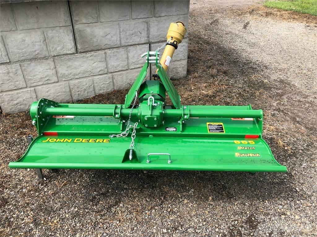 John Deere 665 Varomosios akėčios ir žemės frezos
