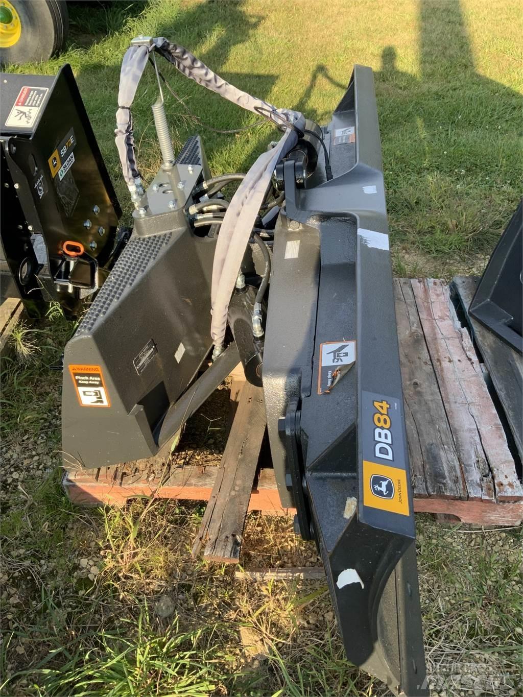 John Deere DB84 Statyba - Kita