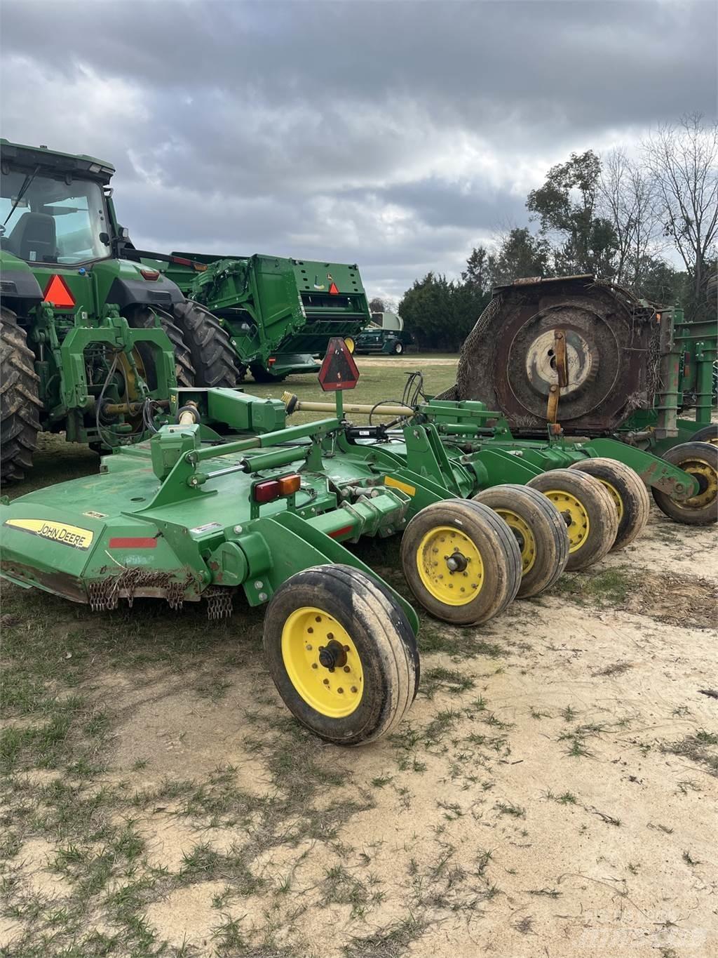John Deere R15 Ryšulių smulkinimo, pjaustymo ir išvyniojimo įrenginiai