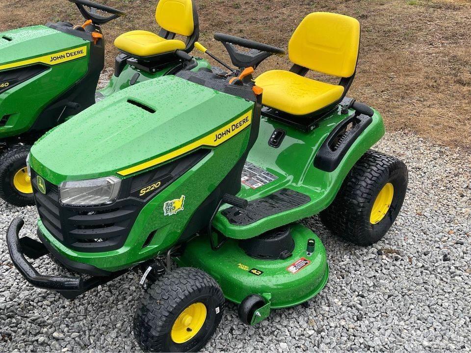 John Deere S220 Naudoti kompaktiški traktoriai