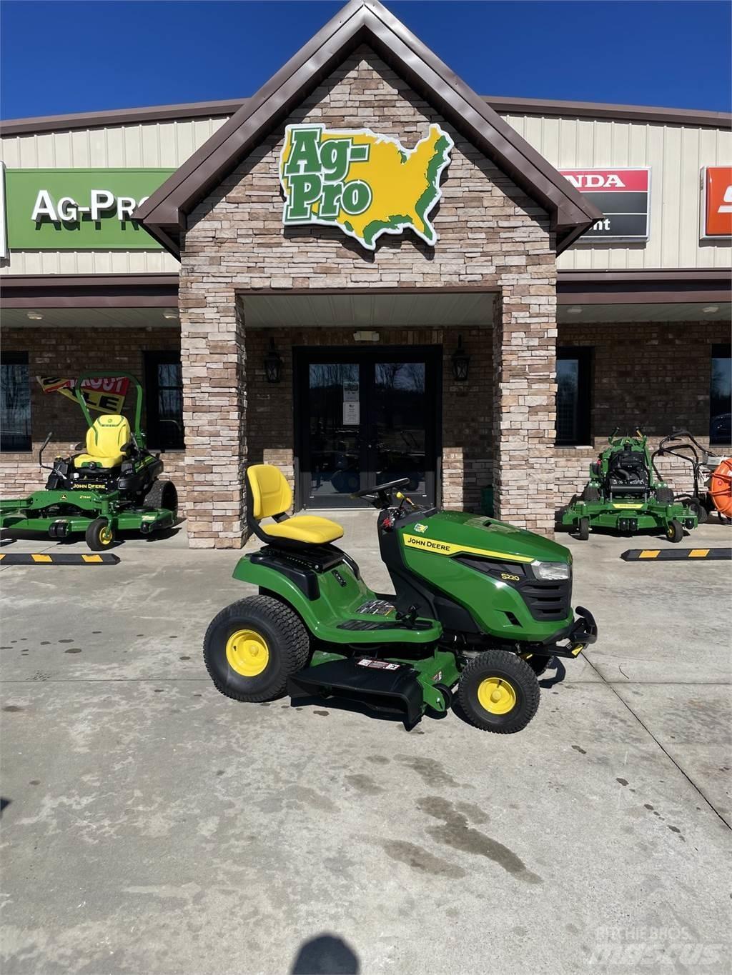 John Deere S220 Sodo traktoriukai-vejapjovės