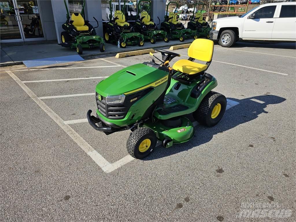 John Deere S220 Sodo traktoriukai-vejapjovės