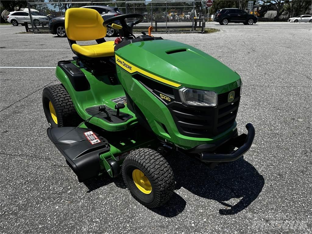 John Deere S220 Sodo traktoriukai-vejapjovės