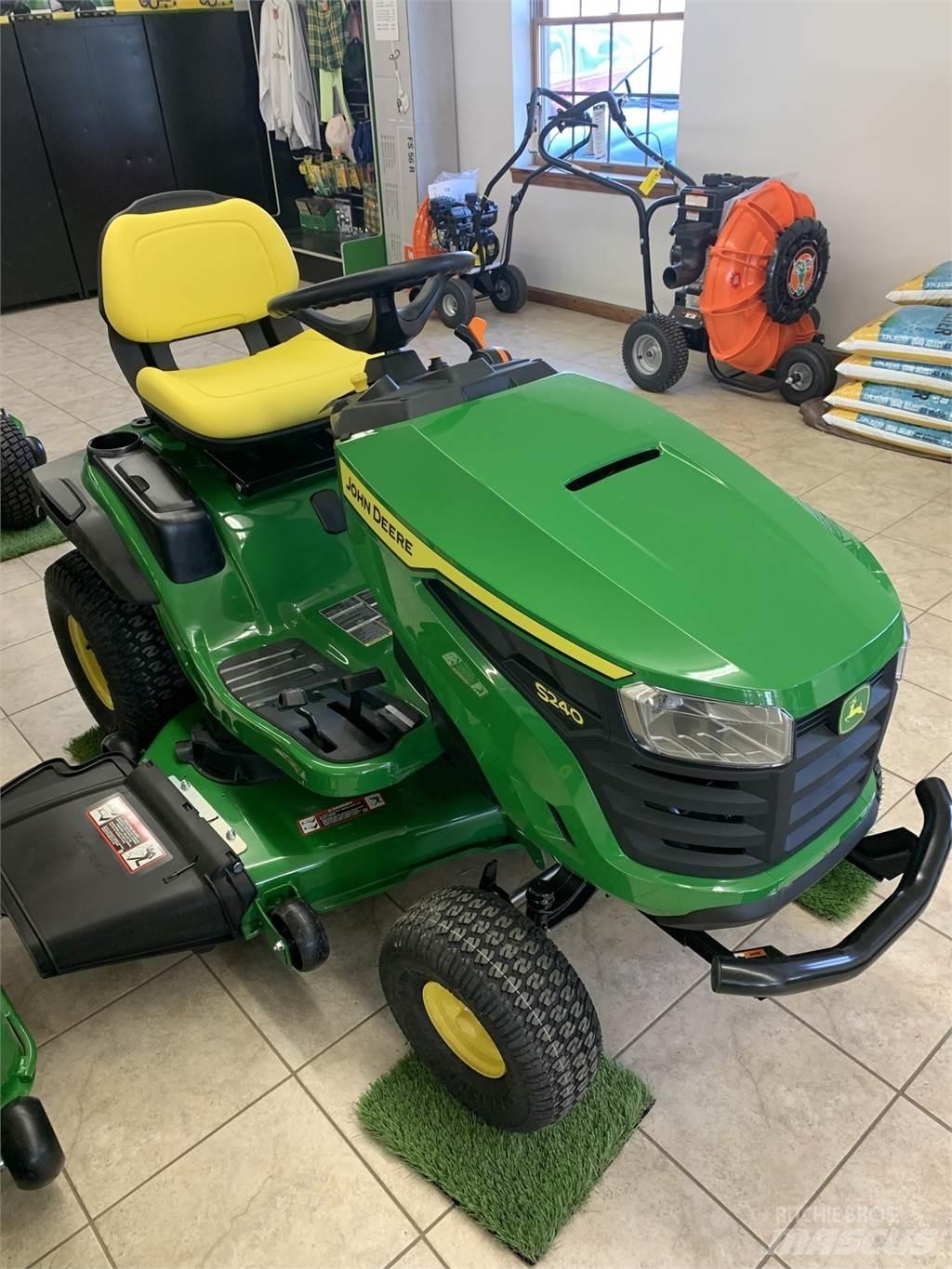 John Deere S240 Naudoti kompaktiški traktoriai